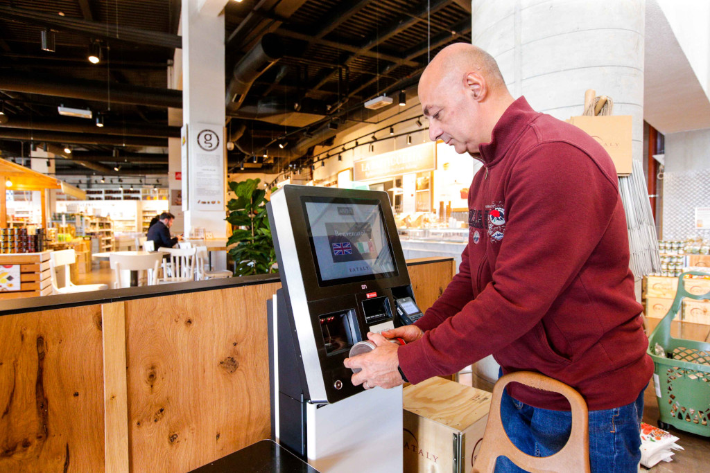 Bei Eataly verbringen Shopper deutlich weniger Zeit in der Warteschlange der Kassenzone, seitdem Kunden mehrere Checkout-Optionen angeboten werden. (Foto: Diebold Nixdorf)