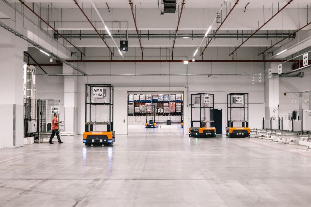 Autonome Transportfahrzeuge von Vanderlande nutzen Sensorik und smarte Software zur Navigation. (Foto: Kaufland)