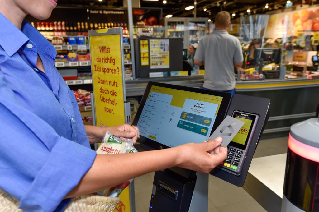 Netto ermöglicht in seiner rund 800 Quadratmater großen Regensburger Filiale autonomes Einkaufen mit bargeldlosen Zahlmethoden ohne vorherige Registrierung und ohne zwingende Verwendung eines Smartphones. (Foto: Netto)