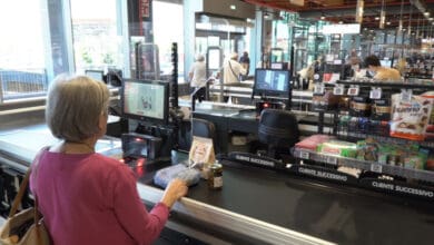 Hybrid checkouts from Iper La Grande i-Hypermarkets, part of the Italian Finiper Group, can be used both as a regular checkout and as a self-service checkout. (Photo: Diebold Nixdorf)