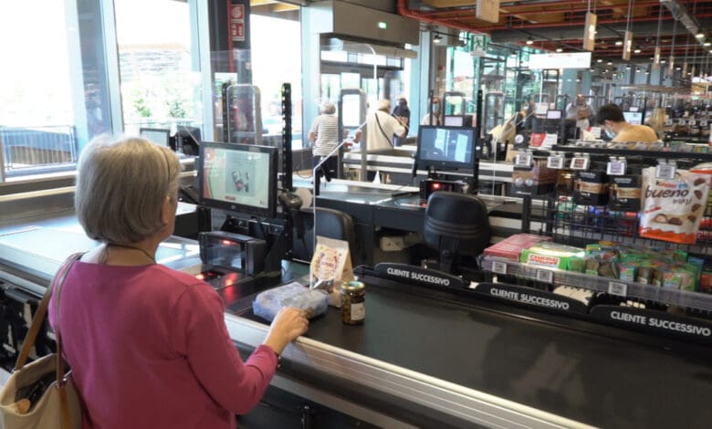 Hybrid checkouts from Iper La Grande i-Hypermarkets, part of the Italian Finiper Group, can be used both as a regular checkout and as a self-service checkout. (Photo: Diebold Nixdorf)