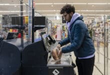 Sowohl Betrugsfälle als auch die Erkennung von Produkten ohne Barcode stellen den Handel beim Einsatz von Self-Checkouts vor große Herausforderungen. GK hat nun eine Lösung dafür. (Foto: SolStock via iStock)