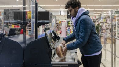 Sowohl Betrugsfälle als auch die Erkennung von Produkten ohne Barcode stellen den Handel beim Einsatz von Self-Checkouts vor große Herausforderungen. GK hat nun eine Lösung dafür. (Foto: SolStock via iStock)