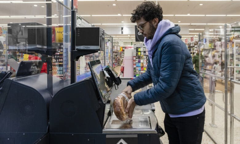 Sowohl Betrugsfälle als auch die Erkennung von Produkten ohne Barcode stellen den Handel beim Einsatz von Self-Checkouts vor große Herausforderungen. GK hat nun eine Lösung dafür. (Foto: SolStock via iStock)