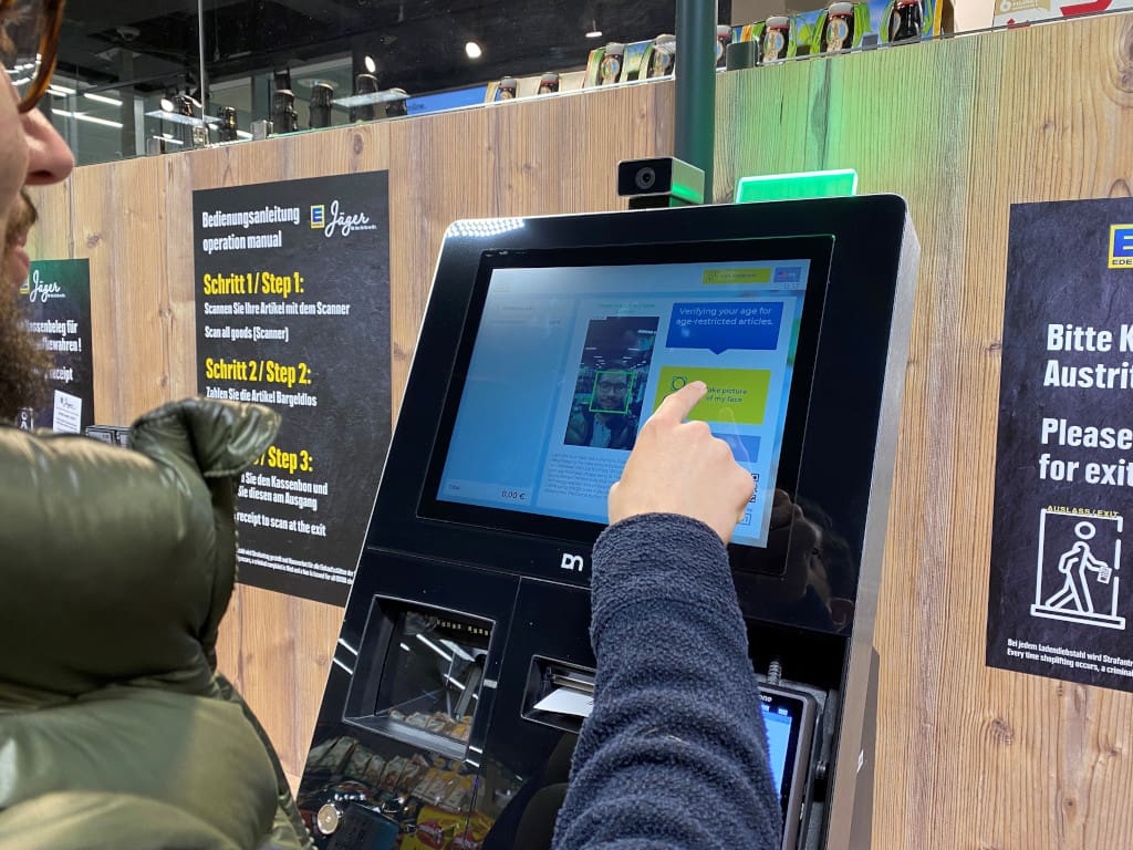 At Edeka Jäger in Stuttgart Airport, AI is used for age verification at the SCO. (Photo: Diebold Nixdorf)