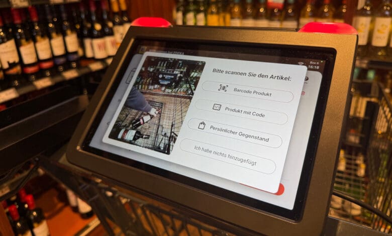 When the new version of KBST's digital shopping cart detects an error during scanning, the tablet PC shows the customer a video sequence illustrating the possible error. (Photo: KBST)