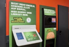 Kaufland customers can drop their returnables – PET bottles, cans and now also glass – in one go into Tomra's multi-feed system. (Photo: Kaufland)