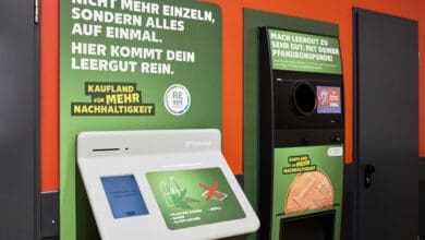 Kaufland customers can drop their returnables – PET bottles, cans and now also glass – in one go into Tomra's multi-feed system. (Photo: Kaufland)