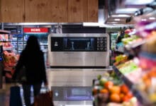 Rewe will test autonomous cooking robots from Circus in three stores starting in fall 2025. (Photo montage: Circus)