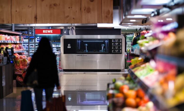 Rewe will test autonomous cooking robots from Circus in three stores starting in fall 2025. (Photo montage: Circus)