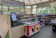 Die rund um die Uhr geöffneten Smart Kioske von Lekkerland, wie dieser hier in der Schön Klinik in Schönau im Berchtesgadener Land, wurden mit den Lösungen der VusionGroup ausgestattet. (Foto: VusionGroup)
