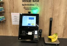 Die Self Checkout-Terminals in dem neuen Edeka Beckesepp Store in Waltershofen sind mit der Vision Recognition-Lösung von Diebold Nixdorf ausgestattet, die automatisch Obst und Gemüse erkennt und die Kontrollen für altersbeschränkte Waren durchführt. (Foto: Diebold Nixdorf)