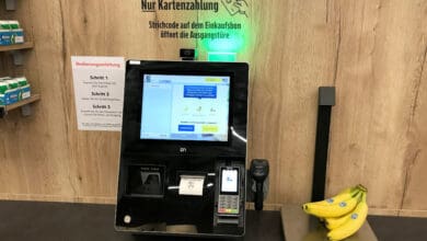 Die Self Checkout-Terminals in dem neuen Edeka Beckesepp Store in Waltershofen sind mit der Vision Recognition-Lösung von Diebold Nixdorf ausgestattet, die automatisch Obst und Gemüse erkennt und die Kontrollen für altersbeschränkte Waren durchführt. (Foto: Diebold Nixdorf)