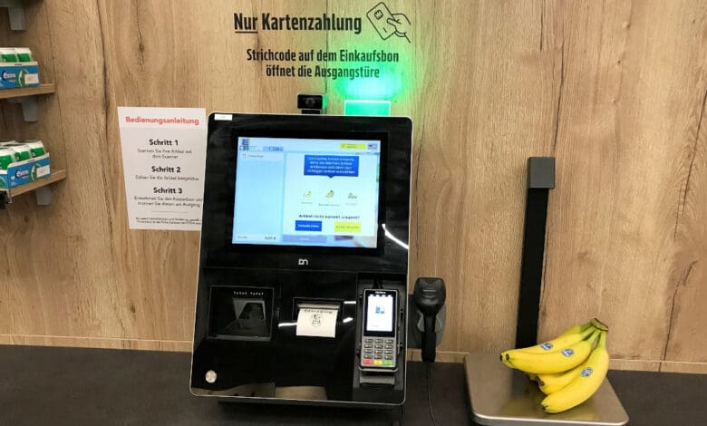 The self-checkout terminals in the new Edeka Beckesepp store in Waltershofen are equipped with Diebold Nixdorf's Vision Recognition solution, which automatically recognises fruit and vegetables as well as performs age checks for restricted goods. (Photo: Diebold Nixdorf)