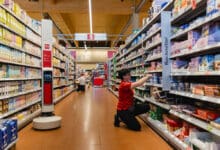 The robot from Simbe Robotics automatically checks product availability at Interspar in Eisenstadt, helping employees with replenishment tasks. (Photo: Spar Austria / Wearegiving)