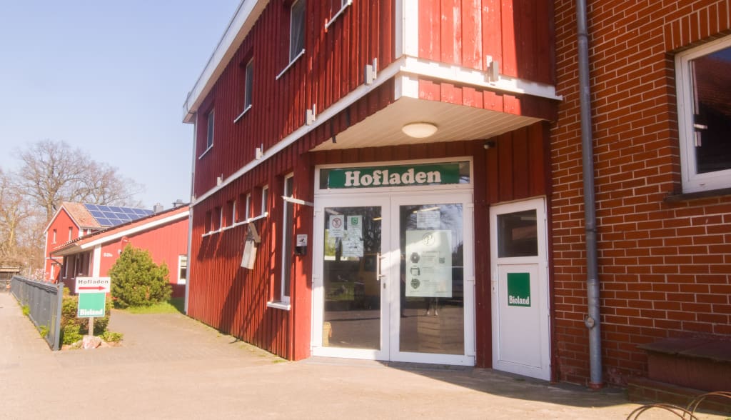 Customers of Kerstin Peters' farm store on Lake Steinhude can shop daily from 5 am to 11pm via an app – without the need for an employee to be on site.