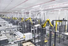 Im neuen Verteilzentrum von Coop Schweden in Eskilstuna werden 95 Prozent der Kommissionier-Prozesse mit Robotern automatisiert – auch die Palettierung. (Foto: SSI Schäfer)