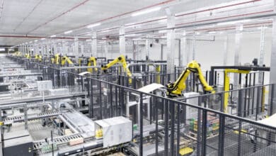 Im neuen Verteilzentrum von Coop Schweden in Eskilstuna werden 95 Prozent der Kommissionier-Prozesse mit Robotern automatisiert – auch die Palettierung. (Foto: SSI Schäfer)