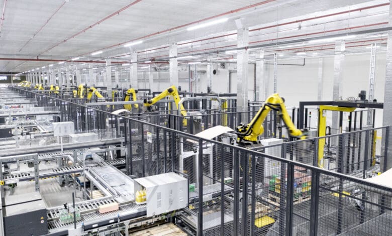 Im neuen Verteilzentrum von Coop Schweden in Eskilstuna werden 95 Prozent der Kommissionier-Prozesse mit Robotern automatisiert – auch die Palettierung. (Foto: SSI Schäfer)