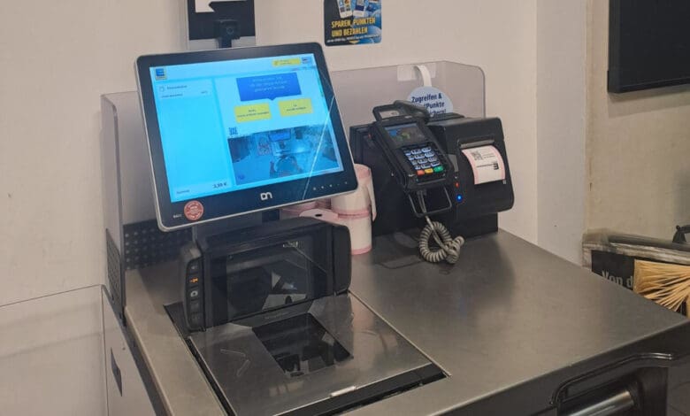 Die KI-basierte Technologie adressiert unbeabsichtigte sowie bewusste Fehlbedienungen an der SB-Kasse und bietet Retailern damit Schutz vor den häufigsten Verlustursachen im Self-Checkout-Bereich. (Foto: Diebold Nixdorf)