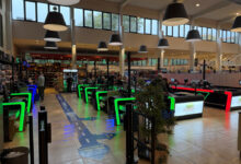 An den neuen Terminals von Itab können die Kunden von Edeka Aschoff ihre Artikel selbst scannen oder ihren KBST Smart-Cart-Warenkorb auschecken. (Foto: Edeka Aschoff)