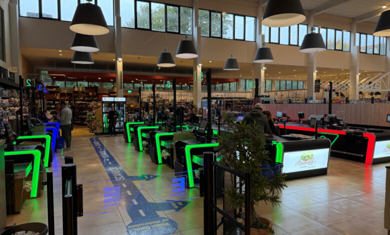 At the new Itab terminals, Edeka Aschoff customers can scan their items themselves or check out their KBST Smart Cart shopping baskets. (Photo: Edeka Aschoff)