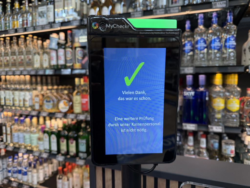 Itab’s Age-Checker analyses the age of customers based on AI and, after successful verification, displays the approval for the purchase of age-restricted products. (Photo: Edeka Aschoff)