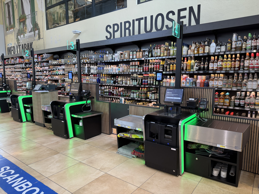 Store employees serve customers at the hybrid self-checkout terminal as required and explain how to use it. This station offers a higher and larger storage area than the standard self-checkouts. (Photo: Edeka Aschoff)