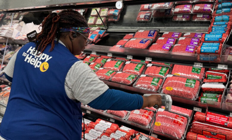 Mitarbeiter von Walmart überwachen Frischeprodukte mithilfe von RFID-fähigen Etiketten, die auf Artikelebene Echtzeitdaten zum Bestand und zur Haltbarkeit liefern. (Foto: Walmart)