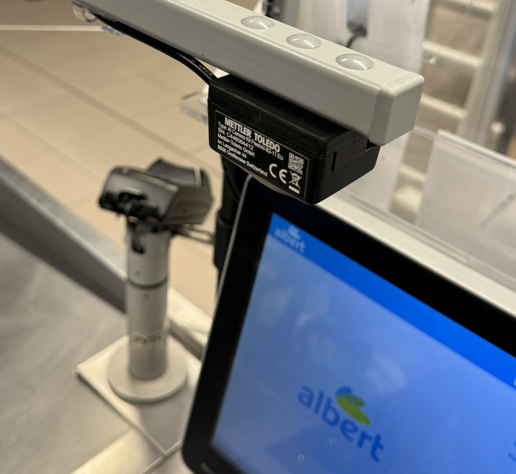 Albert had already installed around 1,700 FreshAI systems from Mettler Toledo at the attended checkouts in its approximately 330 stores in the Czech Republic. Cameras automatically recognise loose items such as fruit, vegetables, baked goods or nuts using product recognition. (Photo: Albert)