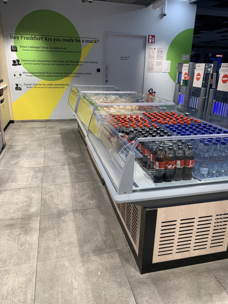 Shoppers conveniently remove products from the shelves, while vision recognition technology registers every movement and automatically updates the shopping basket.