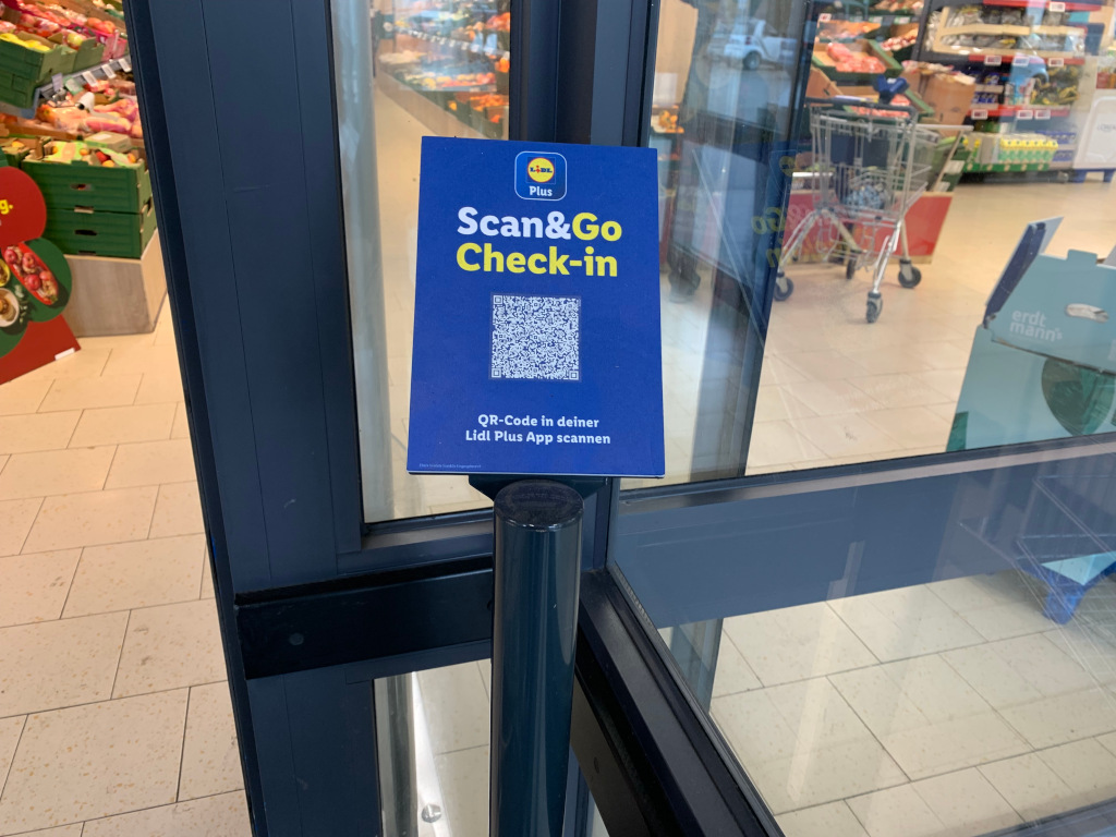 Customers check in via the Lidl Plus app either location-based or via QR code at the entrance to the Lidl branch.