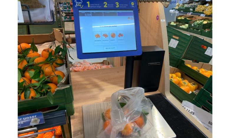 Mettler Toledo's AI-powered scale can recognise mandarins in plastic bags and suggest a small selection of citrus fruits to the customer. (Photo: The Retail Optimiser)