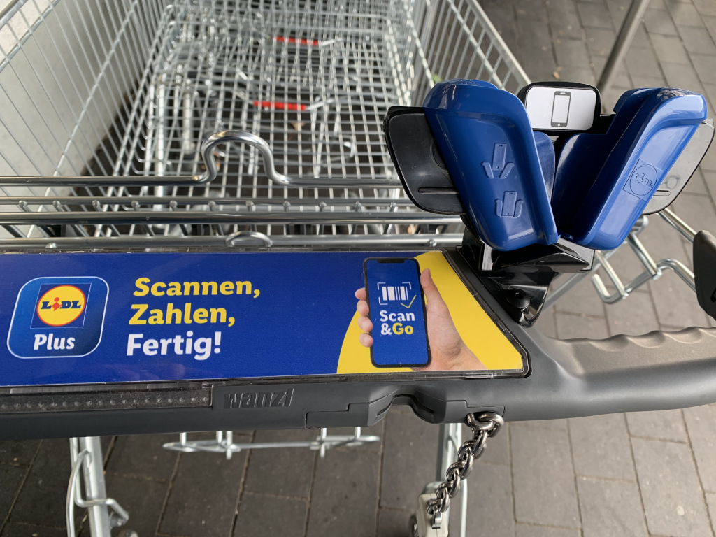 Lidl advertises Scan&Go directly on shopping trolleys and equips them with a holder for customers' smartphones.