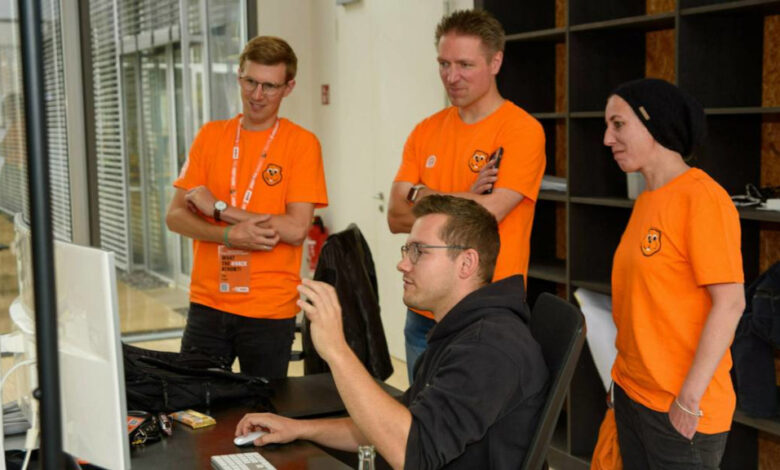 Obi CIO Tim Engler (links) mit Top-Management-Kollegen bei der Wahl der besten Ergebnisse eines internen Hackathons im Oktober 2024. (Foto: Obi)