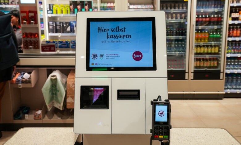 Rossmann Filialtechnologien, wie die Self-Checkouts überwacht Diebold Nixdorf über sein E-Services-Portal. (Foto: Rossmann)