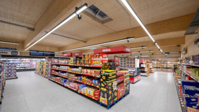 Der neue Nachhaltigkeits-Vorzeige-Penny im österreichischen Weiden am See nutzt die neuen Beleuchtungssysteme von Zumtobel. (Foto: Zumtobel / Robert Harson)