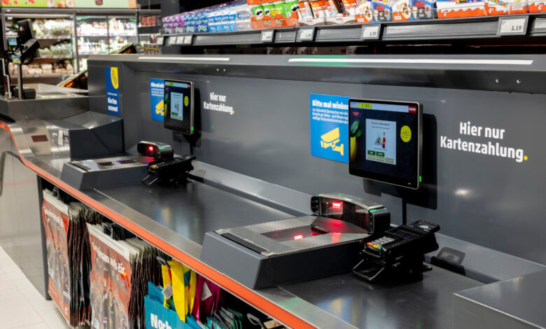Employees at Penny's store in Offenbach an der Queich can switch between manned and self-service checkout modes with the touch of a button. (Photo: Itab)
