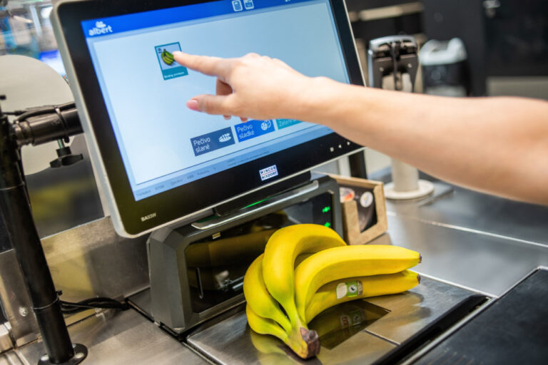 Albert uses cameras from Mettler's AI-supported recognition solution to automatically identify loose goods such as fruit, vegetables, baked goods and nuts via product recognition, thereby shortening the capture process. (Photo: Albert)