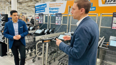 Kevin Müller von Shopreme und Stefan Huemer von Wanzl lassen den Fastlaner vom Stapel. (Foto: Björn Weber / Retail Optimiser)