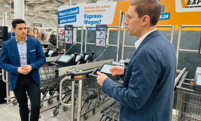 Kevin Müller from Shopreme and Stefan Huemer from Wanzl unleash the Fastlaner. (Photo: Björn Weber / The Retail Optimiser)