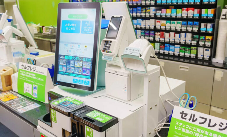 Japanese convenience store operator Family Mart has begun rolling out new hybrid POS systems across its approximately 16,500 stores in Japan. (Photo: Mynavi)