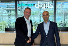 Christian Müller, CEO bei Schwarz Digits und Vivek Mahajan, CTO von Fujitsu, rücken enger zusammen. (Foto: Fujitsu)