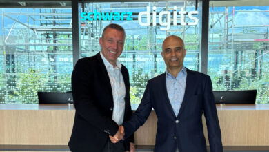 Christian Müller, CEO bei Schwarz Digits und Vivek Mahajan, CTO von Fujitsu, rücken enger zusammen. (Foto: Fujitsu)