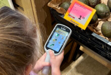 Kinder nutzen die Handscanner, um im gesamten Store nach Zutaten zu suchen. (Foto: Jumbo)