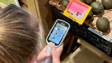 Kinder nutzen die Handscanner, um im gesamten Store nach Zutaten zu suchen. (Foto: Jumbo)