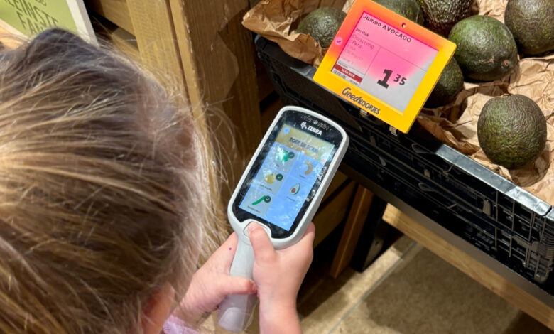 Kinder nutzen die Handscanner, um im gesamten Store nach Zutaten zu suchen. (Foto: Jumbo)